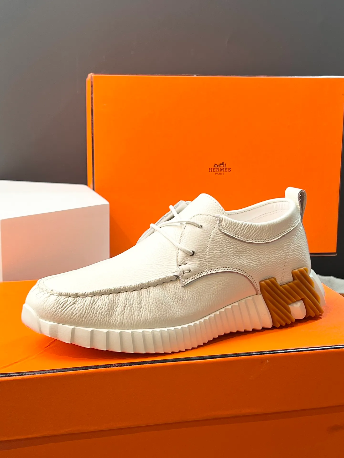 PP660【Hermes】fe new arrival~New Bouncing sneakers are the most comfortable shoes from Hermès. They are extremely light on the feet and look great. You won’t feel tired even when you go shopping and running around👍. They are light and comfortable. They are extremely light. They are perfect for both sports and leisure. They feel great when you step on them! It’s up to you to choose, there’s always what you want~ ✔️Fabric: Imported first-layer cowhide ✔️Inner lining: Imported water-dyed cowhide ✔️Outsole: Seamless combination of IP+TPU (multi-color letters) German technology irradiation machine ✔️Code number: Male 38-44 (45 customized)